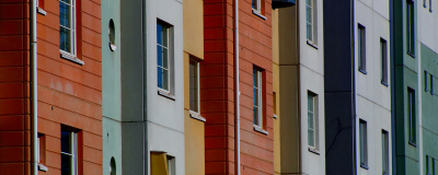Fassade eines Mehrfamilienhauses